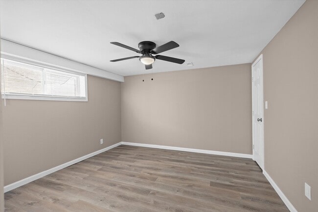Building Photo - 6 Manor Dr