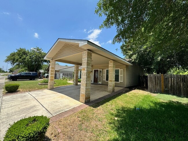 Building Photo - Ready For Move In! Roomy 2 bedroom 1 bath ...