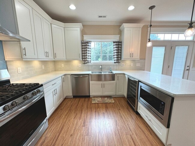 Building Photo - BEACH HOME! 4/4.5 with 3 car garage