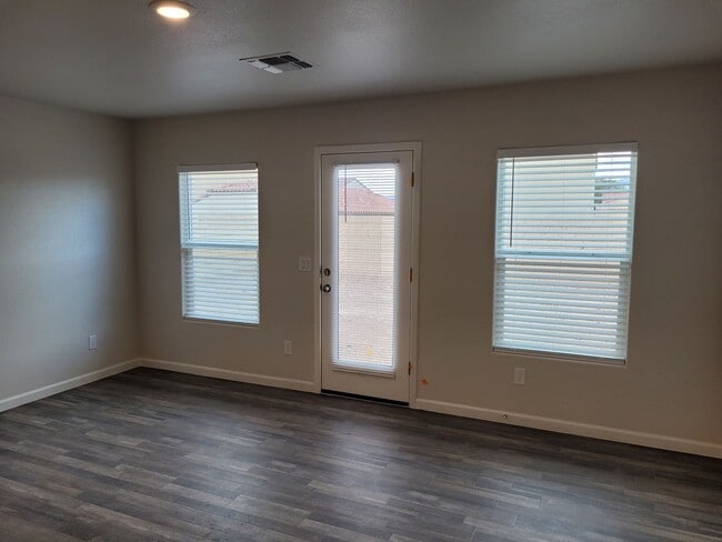 Building Photo - Beautiful 3/2 bath home located in Chaparral Terrace gated community.