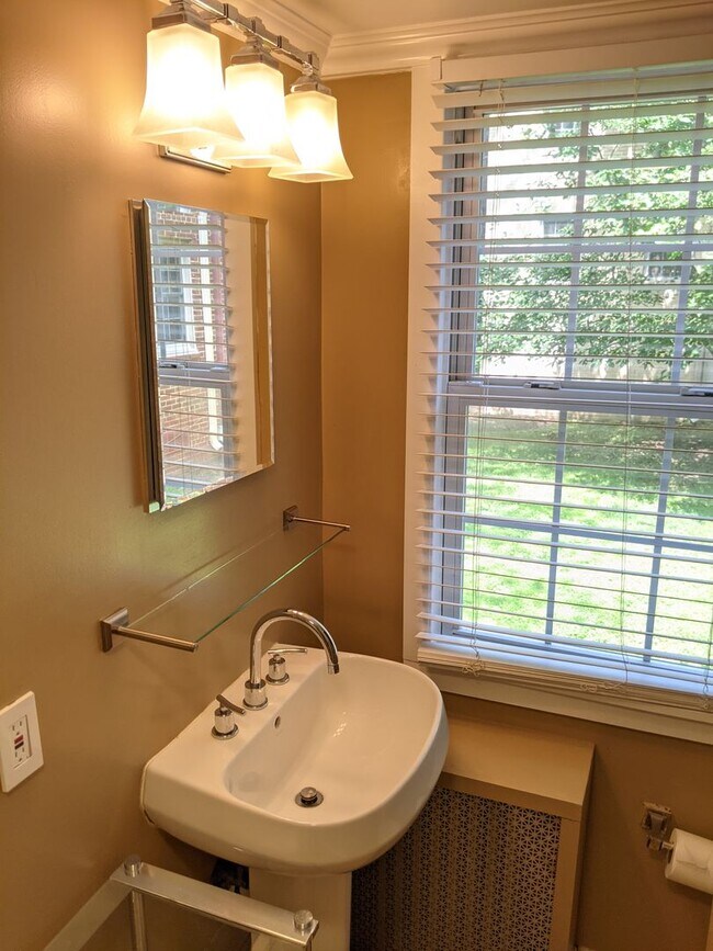 Building Photo - Updated and extremely well-maintained Rock...