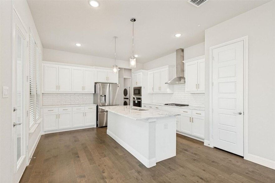 Building Photo - 13050 Scissortail Dr