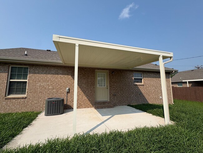 Building Photo - Cute 3 Bedroom Brick Home in Manchester!