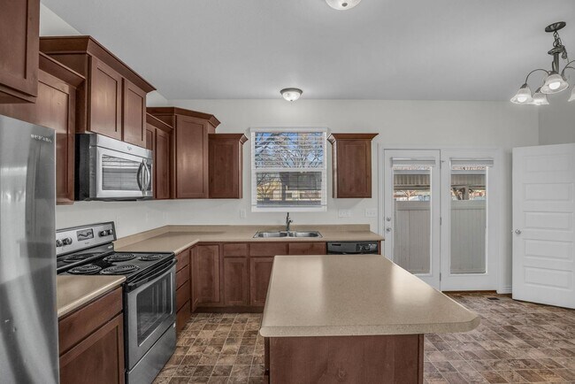 Building Photo - Spacious 4BR End-Unit Townhome | Low-Maintenance HOA Living