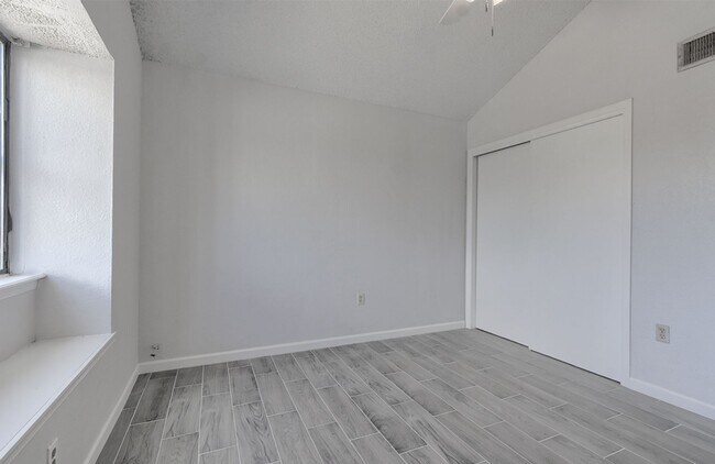 Building Photo - Spacious family home in a great neighborhood