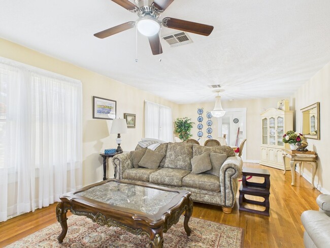 Building Photo - Quiet home in the central part of town