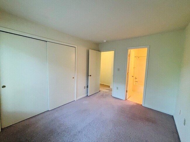Building Photo - 884 Newport Terrace