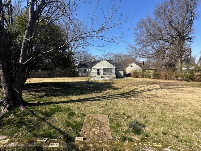 Building Photo - 3834 Kenwood Ave