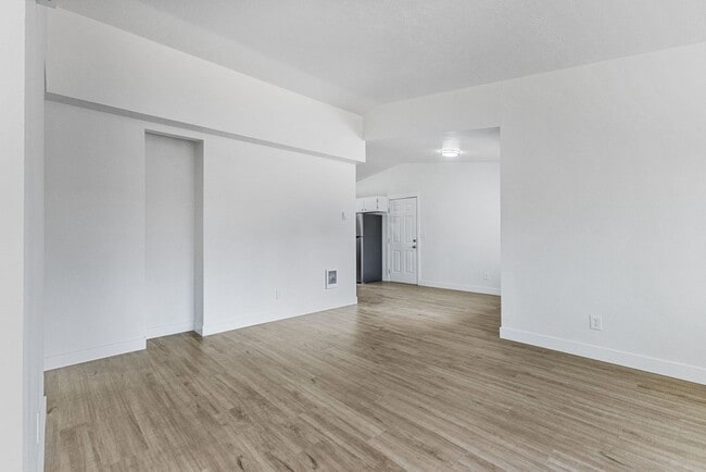 Building Photo - Beautifully Renovated 3-Bedroom Home in Qu...