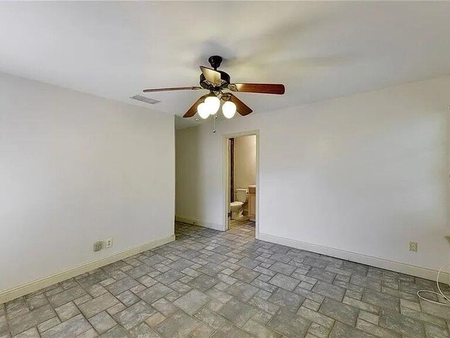 Building Photo - 2906 Greenlawn Pkwy