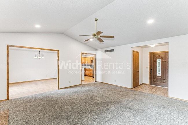 Building Photo - Large 3 bedroom 3 bath home in West Wichita