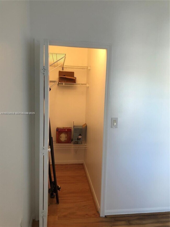 Building Photo - 1240 SE 31st Ct