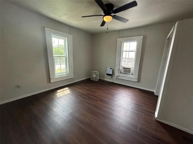 Building Photo - 400 Symes St