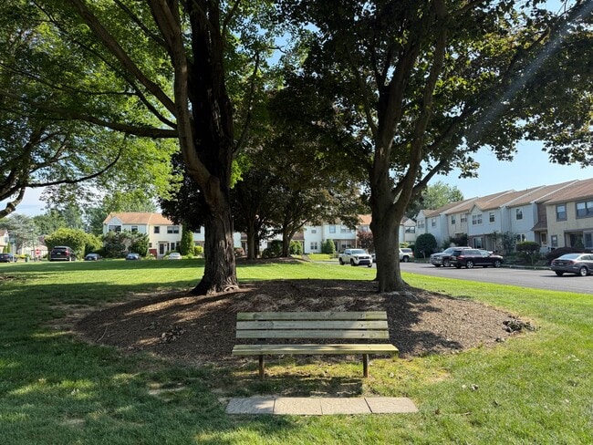 Building Photo - 3BR+BSMT Townhome (Tapestry) with COUNCIL ...