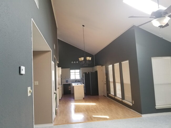 Building Photo - 6925 Fawn Ridge Dr