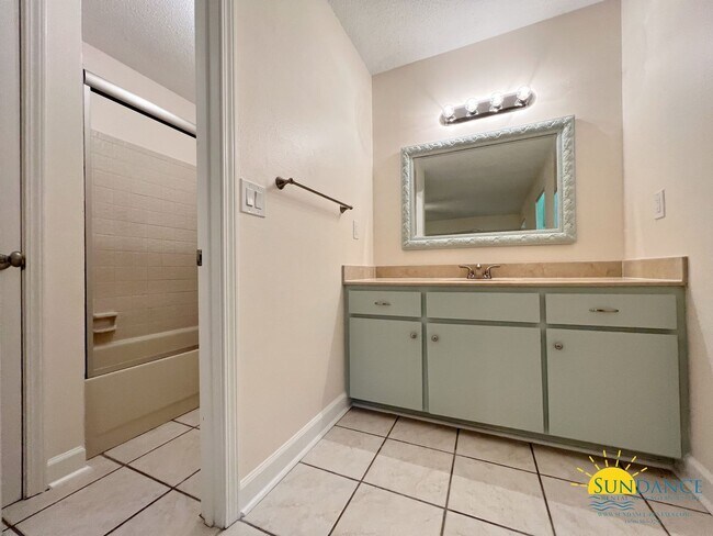 Building Photo - Great 3 bedroom family home in the heart of Destin!