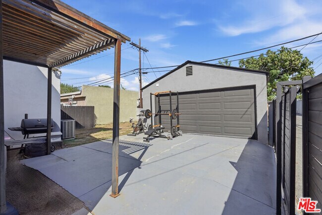 Building Photo - 3050 Chesapeake Ave