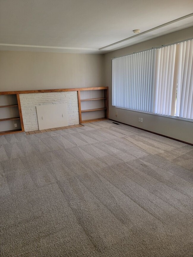 Building Photo - Affordable Lakewood 3 bedroom Rambler