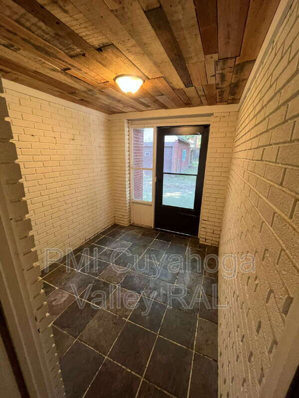 Building Photo - 358 Merriman Rd