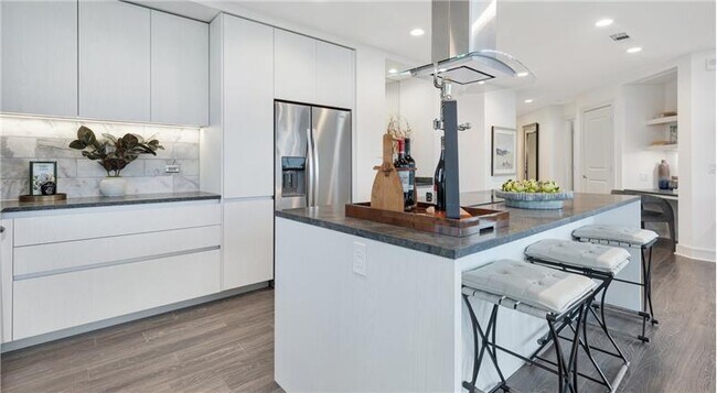 Building Photo - 1300 W 5th St