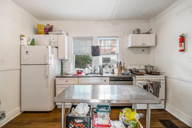 Building Photo - 852 Brookwood-