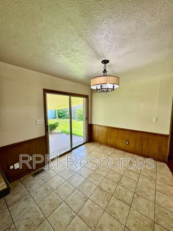 Building Photo - 7116 S Klein Ave