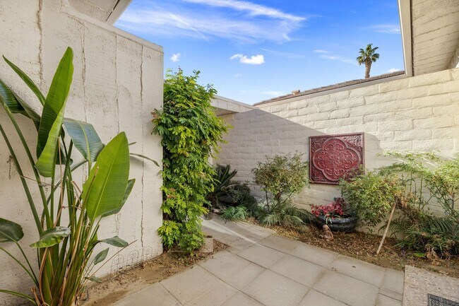Building Photo - Luxury Golf Course Retreat in Indian Wells