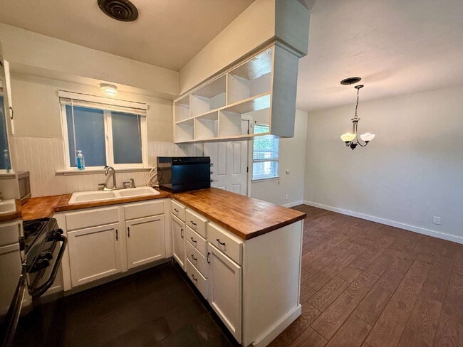 Building Photo - Updated 2-Bedroom Duplex in the Heart of C...