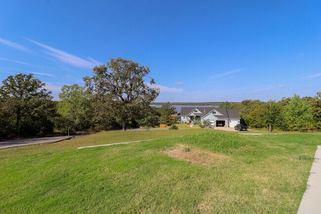 Building Photo - 4 Bed | 3 Bath on Keystone Lake!