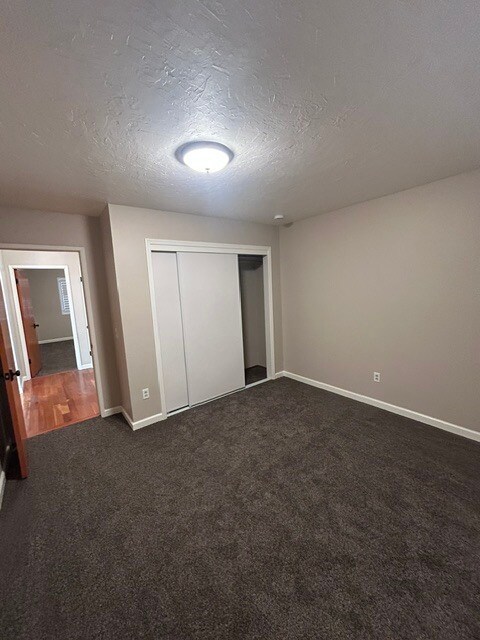 Building Photo - 6845 Lakeview Dr
