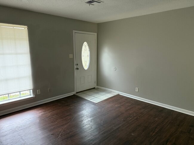 Building Photo - 1550 Midway St