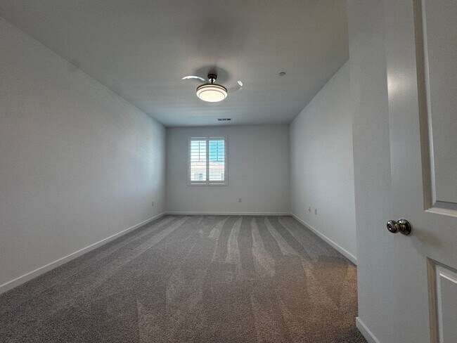 Building Photo - Beautiful, New Siena 3 Bedroom, 2.5 Bath Townhome with Solar for Rent