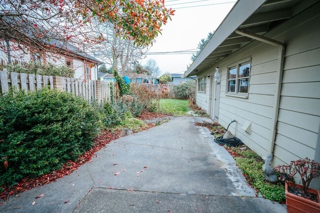 Building Photo - Spacious and inviting 4-bedroom, 2-bathroom single-family home