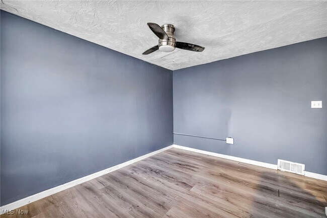 Building Photo - 422 E 222nd St