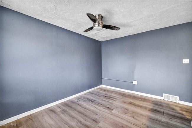 Building Photo - 422 E 222nd St