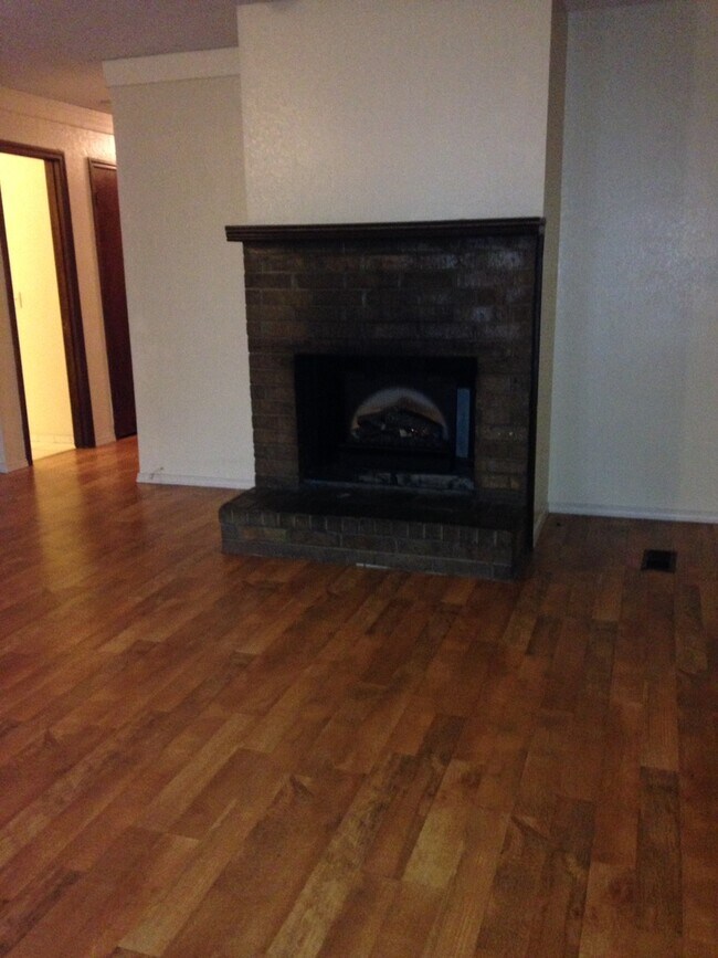 Building Photo - A 3 bed, 2 bath Duplex in Broken Arrow