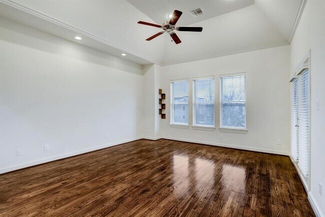 Building Photo - 1368 W 25th St