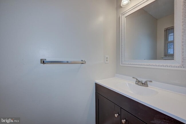 Building Photo - 5 Ford Ln