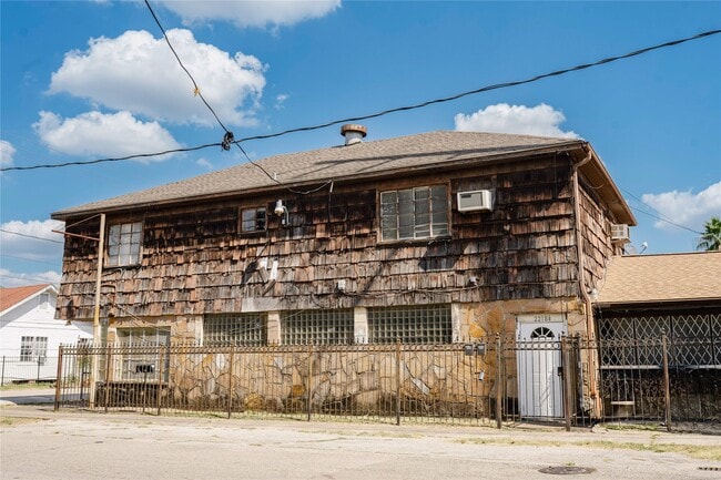 Building Photo - 2218 1/2 Chapman St