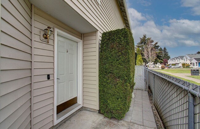 Building Photo - Welcome to this charming 2 bedroom, 2 bath...