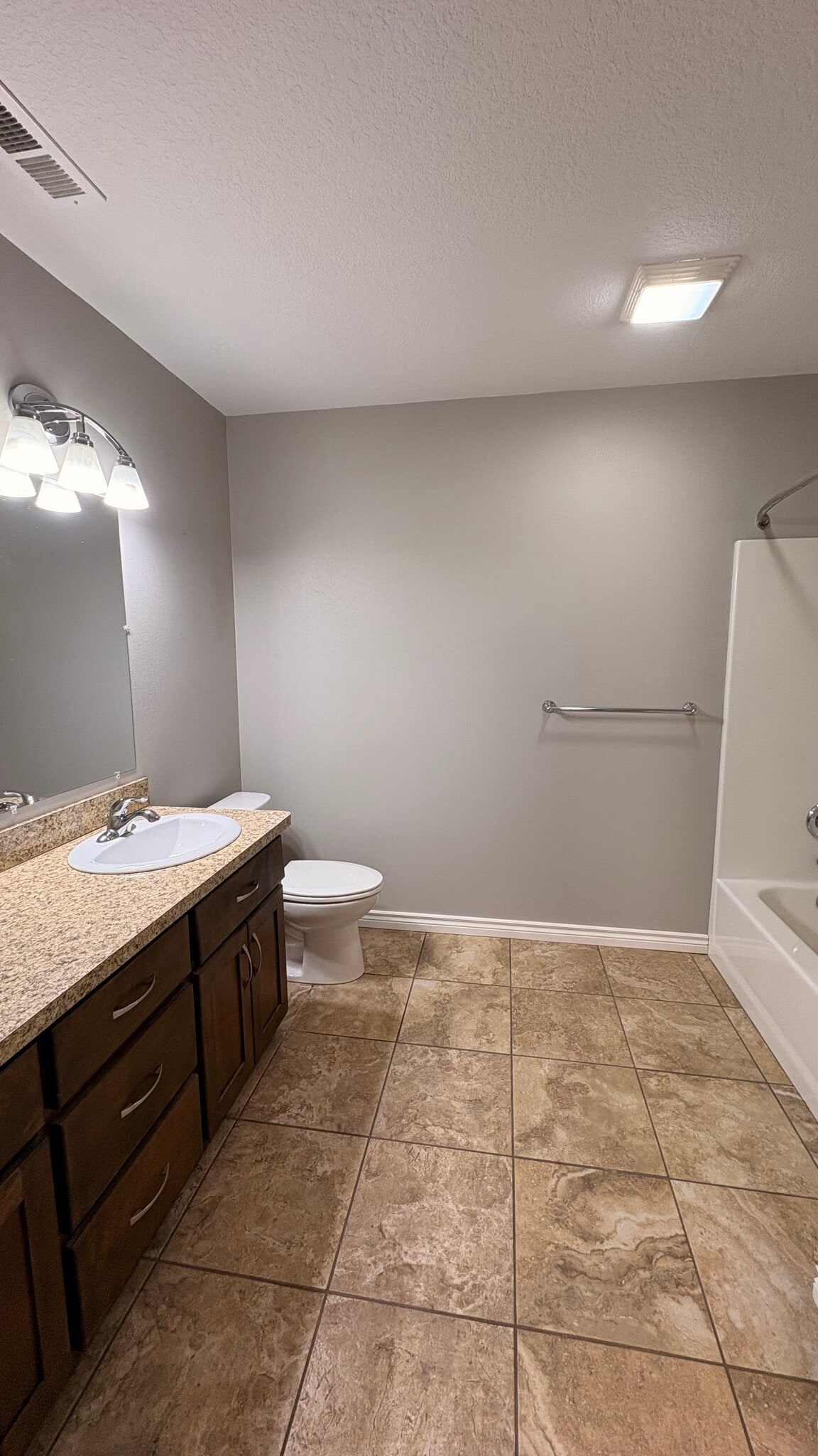 Main bathroom - 1614 S College St