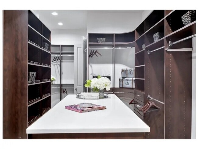 Building Photo - Elevated Galleria Living | 4 Weeks Free + ...