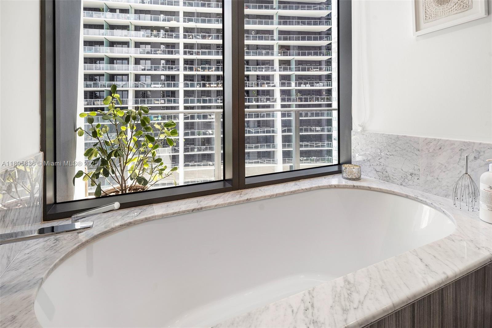 Building Photo - 1000 Brickell Plz