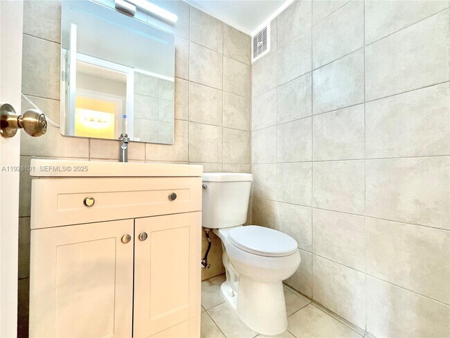 Building Photo - 17021 N Bay Rd