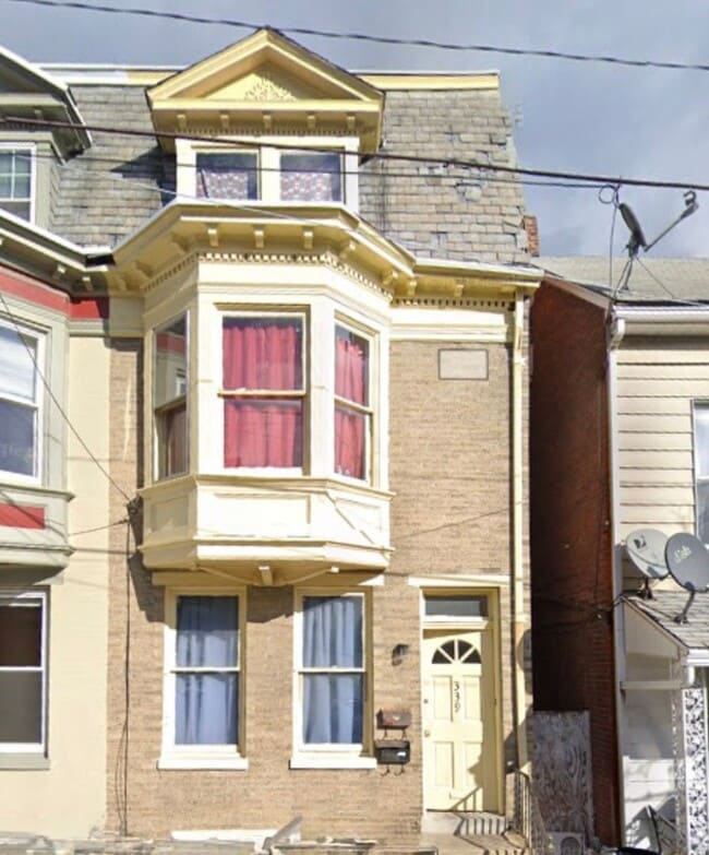 Primary Photo - 1st Floor 1 Bedroom Yard Near Farquhar Park York City SD