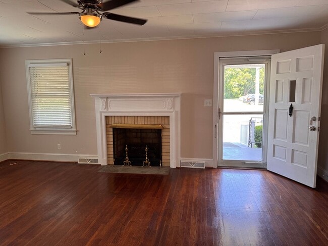 Building Photo - 2 BED, 1 BATH HOME LOCATED A FEW BLOCKS FROM DOWNTOWN ASHEBORO!