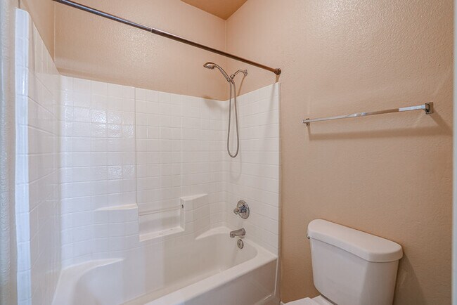 Building Photo - 4bed with pool