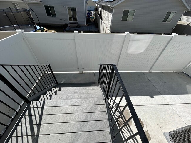 Building Photo - 3 Bedroom 2.5 Bathroom Townhouse in Eagle Mountain!