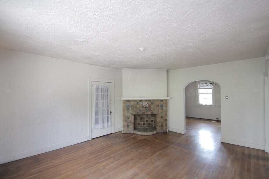 Building Photo - 8007 St Lawrence Ave