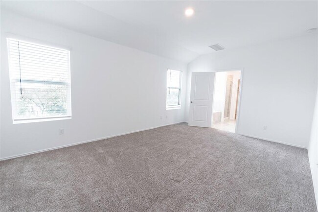 Building Photo - 913 Legends Ln